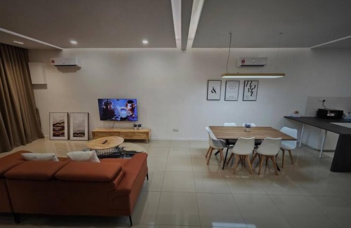 Shah Alam House | Guest Rated H+M Residence II: Near Setia City Convention