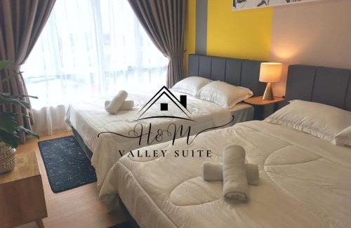 Kuantan Apartment | Refreshing H&M Valley Suite with Pool View & Hot Tub
