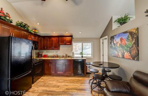 Manitou Springs House | Discover the Pet-Friendly Manitou Springs Downtown Retreat