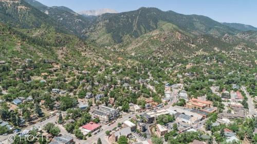 Manitou Springs House | Discover the Pet-Friendly Manitou Springs Downtown Retreat