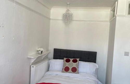 Plymouth Apartment | H & P Accommodation: Guest Rated 9/10 for a Memorable Stay