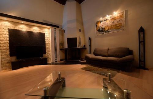 Arad Apartment | Top-Rated H & V Residence - Split Level Apartment Awaits