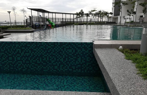 Subang Jaya Apartment | Welcoming h'yard homestay @ Subang with Pool & Kids' Activities