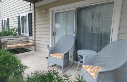Demere Park House | Cozy Retreat with Comfy King Bed and Pet-Friendly Amenities