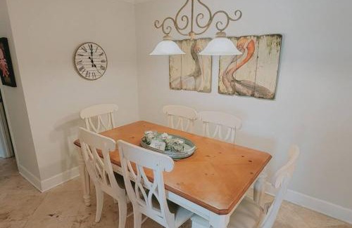 Demere Park House | Cozy Retreat with Comfy King Bed and Pet-Friendly Amenities
