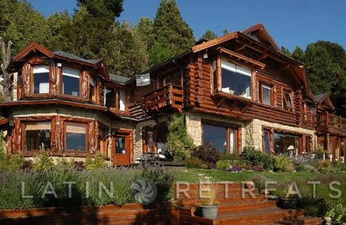 San Carlos de Bariloche House | Experience a 5-Bedroom Chalet with Private Beach & Jacuzzi
