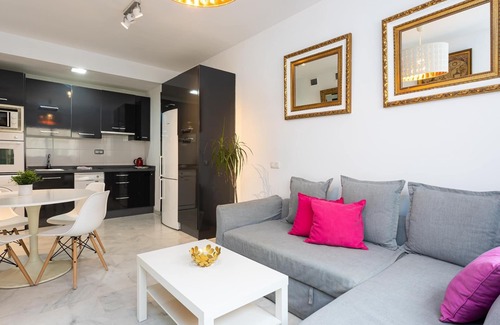 Capuchinos Apartment | H2M Carrera Capuchinos: Free Parking & Family-Friendly Amenities