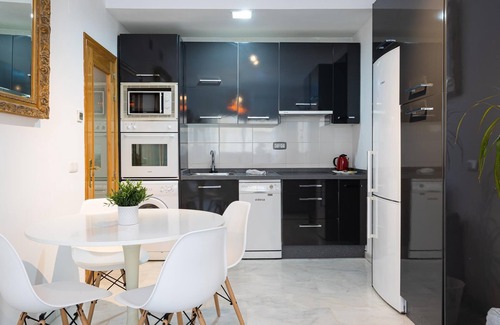 Capuchinos Apartment | H2M Carrera Capuchinos: Free Parking & Family-Friendly Amenities