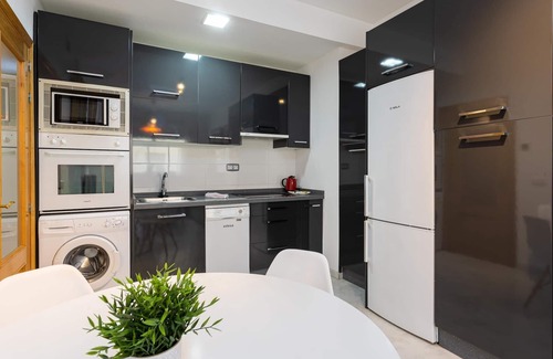 Capuchinos Apartment | H2M Carrera Capuchinos: Free Parking & Family-Friendly Amenities