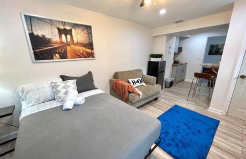 Stamford Apartment | Stylish H3 Studio Bedroom in Downtown Stamford, Pet Friendly