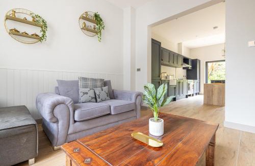 Redlynch House | Pet-Friendly Woodland Retreat with Free Parking & Comfort