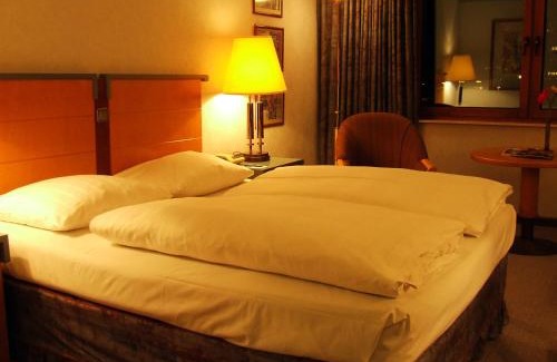 Region Hannover District Hotel | Discover H4 Hotel Hannover Messe: Pet Friendly & Pool Access