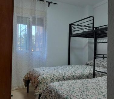 Castilleja de la Cuesta House | Habitación Cama Literas Mixta Castilleja de la Cuesta