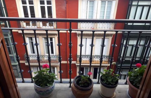 Bilbao City Centre House | Private Room with En-Suite in Central Bilbao - Rated 9/10