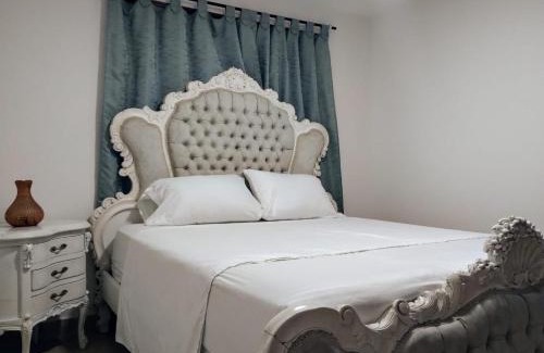 La Ceja Bed & Breakfast | Habitación con cama queen y baño privado cerca del parque