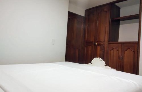 La Ceja Bed & Breakfast | Habitación con cama queen y baño privado cerca del parque