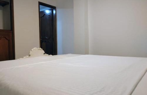 La Ceja Bed & Breakfast | Habitación con cama queen y baño privado cerca del parque