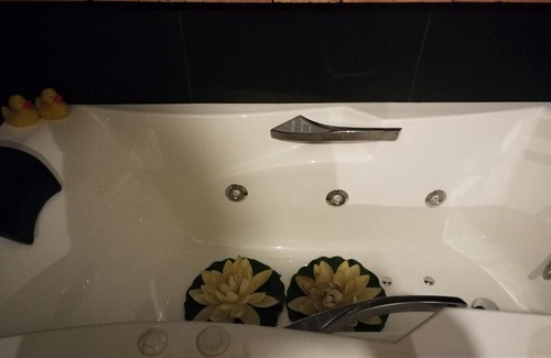 Basurtu House | Cozy Room with Garage and Inviting Hot Tub Amenities