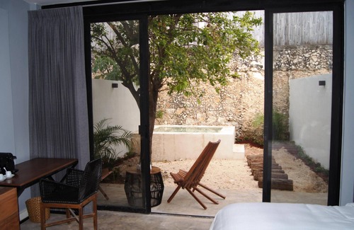 Barrio de Santiago Hotel | Elegant King Size Suite with Private Pool in Mérida