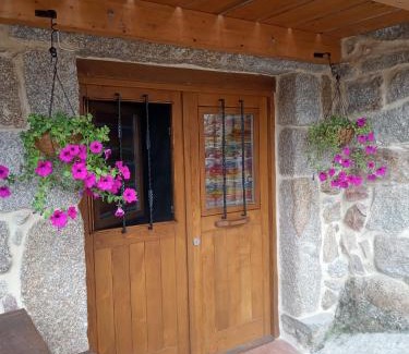 Maus de Salas Apartment | Family-Friendly Stay at Habitación do Xurés, Rated 9.7/10