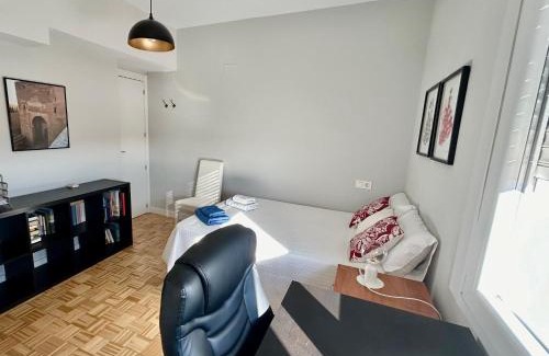 Beiro House | Cozy Double Room with Private Bathroom in Granada Center