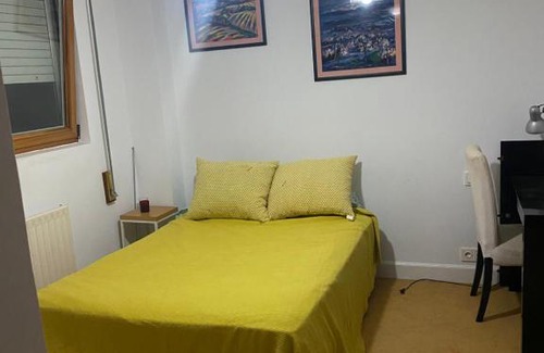Leioa House | Cozy Double Room with Modern Bath and Pool Access