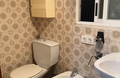 Leioa House | Cozy Double Room with Modern Bath and Pool Access