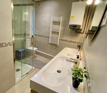 San Francisco House | Comfortable Private Room in Bilbao la Vieja Commons