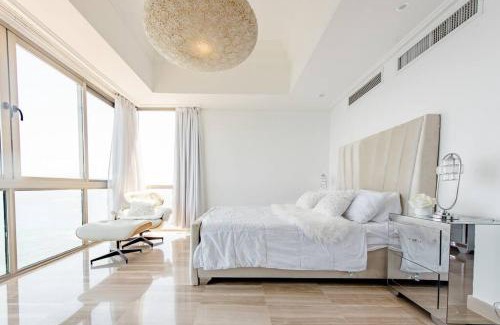 San Geronimo Apartment | Oceanview Private Room at Ámbar, Malecon Santo Domingo