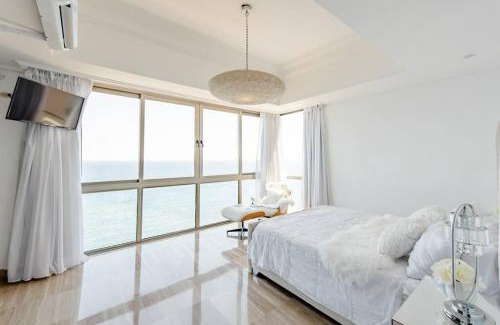 San Geronimo Apartment | Oceanview Private Room at Ámbar, Malecon Santo Domingo
