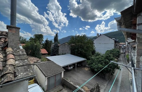 Biescas House | Spacious Rooms for 9 in Biescas - Family-Friendly Retreat