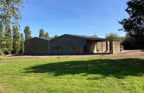 Venizy House | Authentic Wooden Retreat: Pet and Child-Friendly Stay