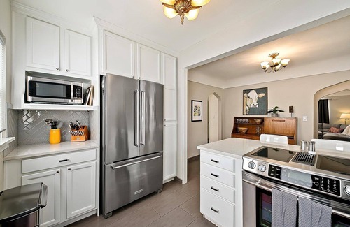 North End House | Experience Hand House with Hot Tub & Spa - 10/10 Rating!