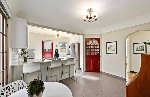 North End House | Experience Hand House with Hot Tub & Spa - 10/10 Rating!