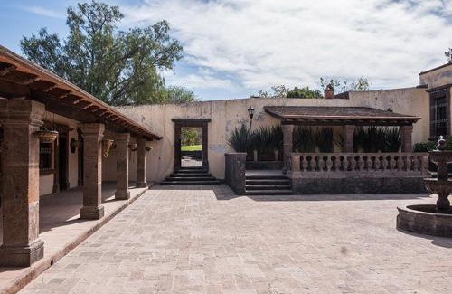 San Juan del Rio House | Discover the Vintage Hacienda with Pool for Family Fun