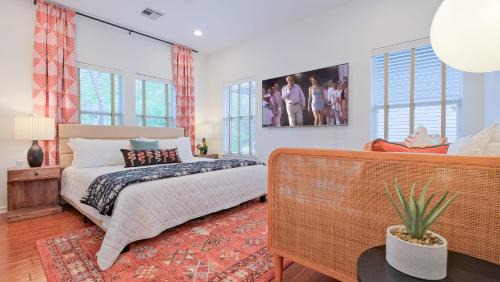 Bouldin House | Hacienda SoCo - Cozy Fire Pit & 3 Min to SoCo Shopping