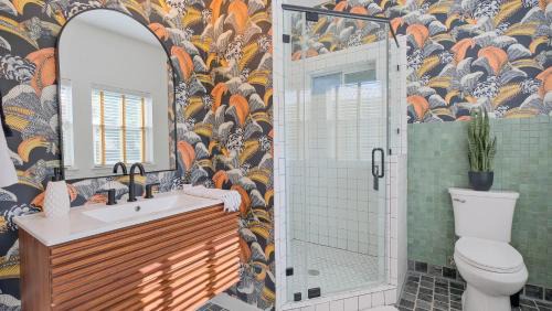 Bouldin House | Hacienda SoCo - Cozy Fire Pit & 3 Min to SoCo Shopping