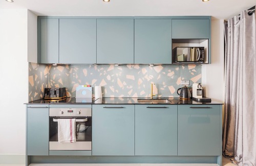 Clissold Apartment | Relaxing Hackney Garden Flat with Spa and Hot Tub