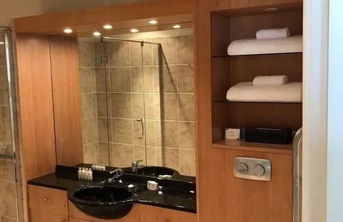 Cashmere Hotel | Elegant Hackthorne Gardens: Top-Rated Getaway with Amenities