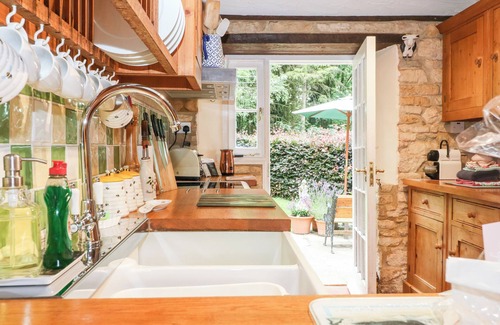 Aston Magna Cottage | Pet-Friendly Hadcroft Cottage with Cozy Open Fire