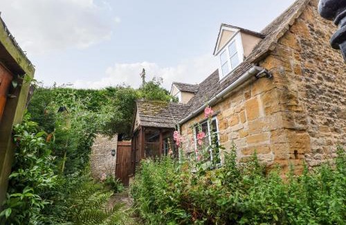 Aston Magna House | Experience Hadcroft Cottage: 5-Star Stay with Pet-Friendly Perks