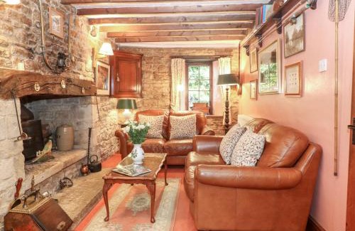 Aston Magna House | Experience Hadcroft Cottage: 5-Star Stay with Pet-Friendly Perks