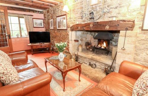 Aston Magna House | Experience Hadcroft Cottage: 5-Star Stay with Pet-Friendly Perks