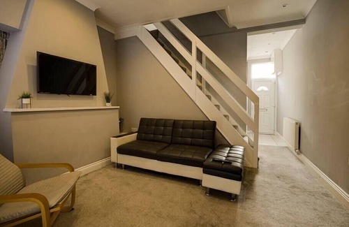 Middlesbrough House | Explore Haddon House: Ideal for Workstays with Kitchen