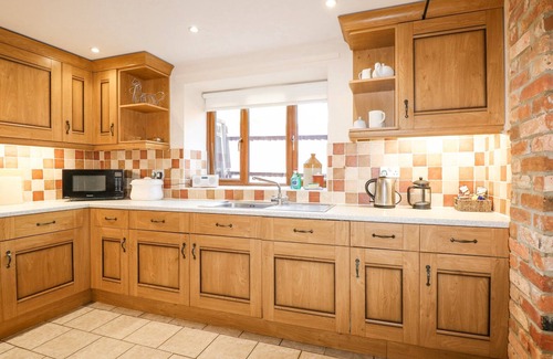 King's Lynn Cottage | Pet-Friendly Hadleigh Farm Barn with Cozy Open Fire