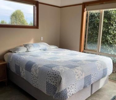 Timaru Bed & Breakfast | Cozy Hadlow Sunrise Retreat: Breakfast & Family Friendly