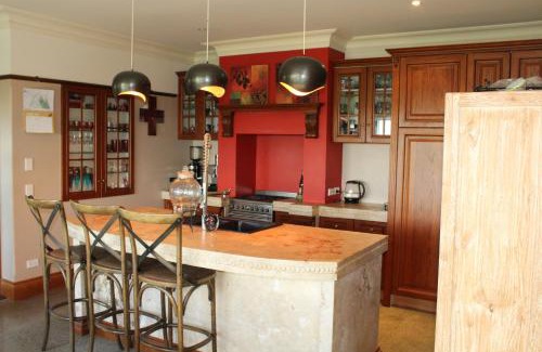 Timaru Bed & Breakfast | Cozy Hadlow Sunrise Retreat: Breakfast & Family Friendly