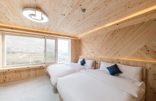 Hwagae Hotel | Eco-Friendly Hadong Hot Spring Hotel with Sauna & Breakfast