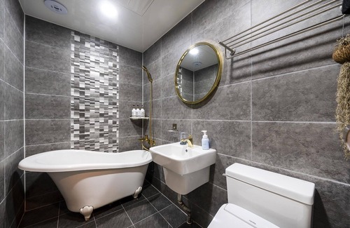 Hwagae Hotel | Eco-Friendly Haven at Hadong Yeongbingak - Guest Rated 10/10