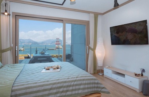 Yeosu House | Family-Friendly Haedeulchae Pension with Kitchen Amenities